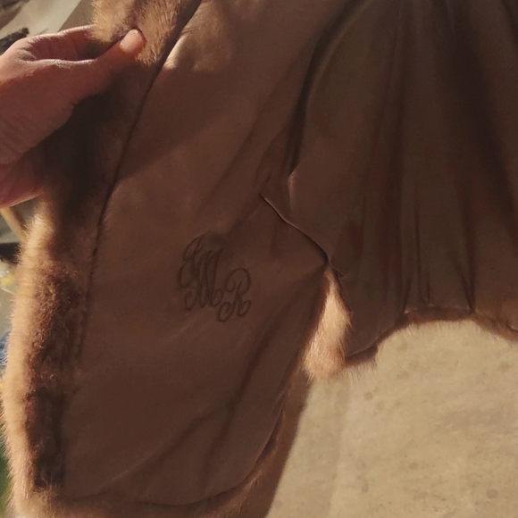 Beautiful  beige, fox fur over coat/shaw from Flemington furs in size small. - Picture 2 of 4